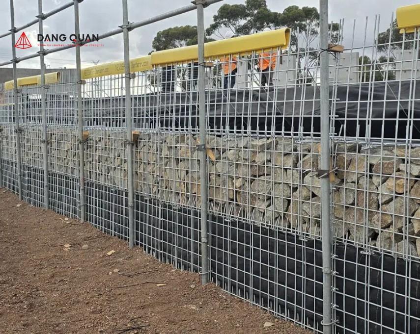 Lưới thép B40 là thành phần quan trọng trong việc thi công các tường chắn đất vững chắc.